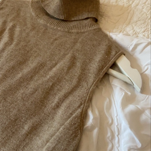 Fashion Evynn Apparel Fall 2021 Turtleneck Sweater - Picture 4 of 4